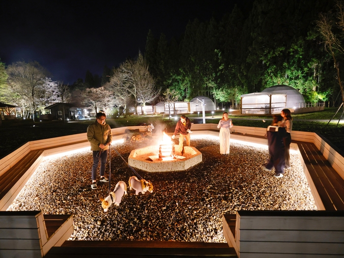 キャンプファイヤーを囲んでくつろぐ宿泊者様