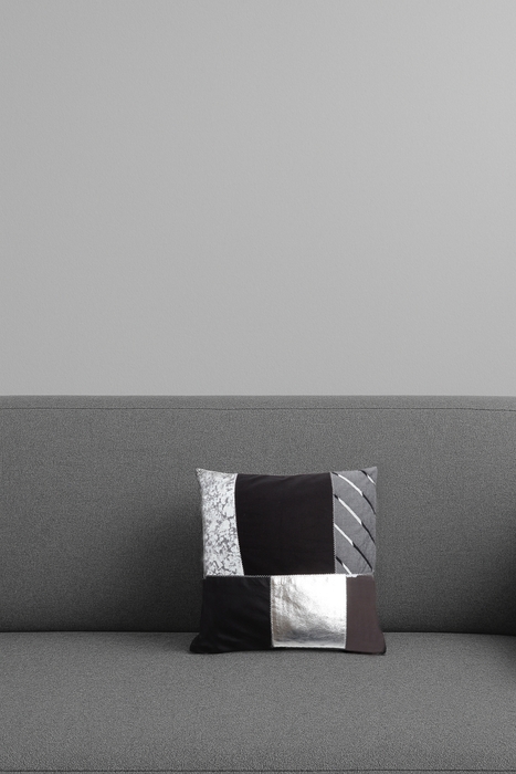 キモノ袖をクッションカバーとして使用した例