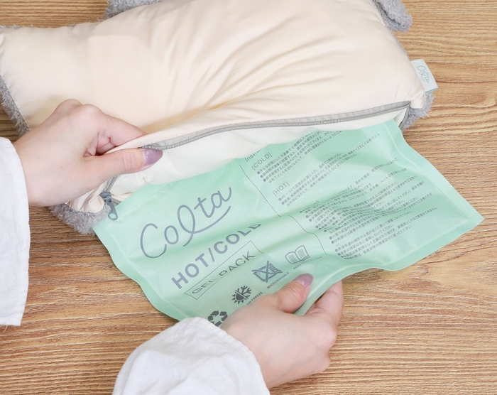 別売りの専用保温・保冷ジェルを入れて