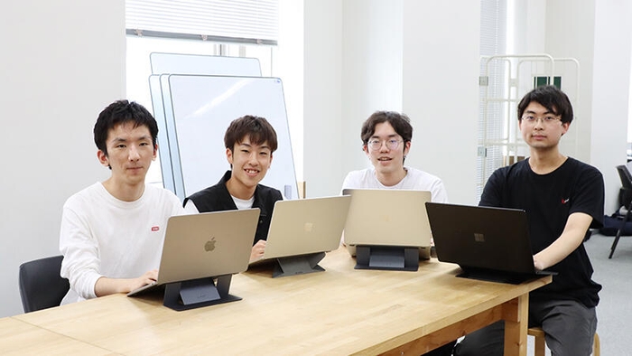 「Idea×Tech」の運営メンバーの4名 左から、青山和生さん(情報工学科3年)、清水透真さん(情報工学科4年)、木下弘康さん(情報工学科3年)伊藤暖真さん(電気電子工学科2年)
