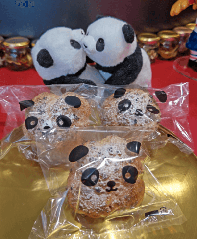 パンダの顔になる袋に入ったパンダシュークリーム
