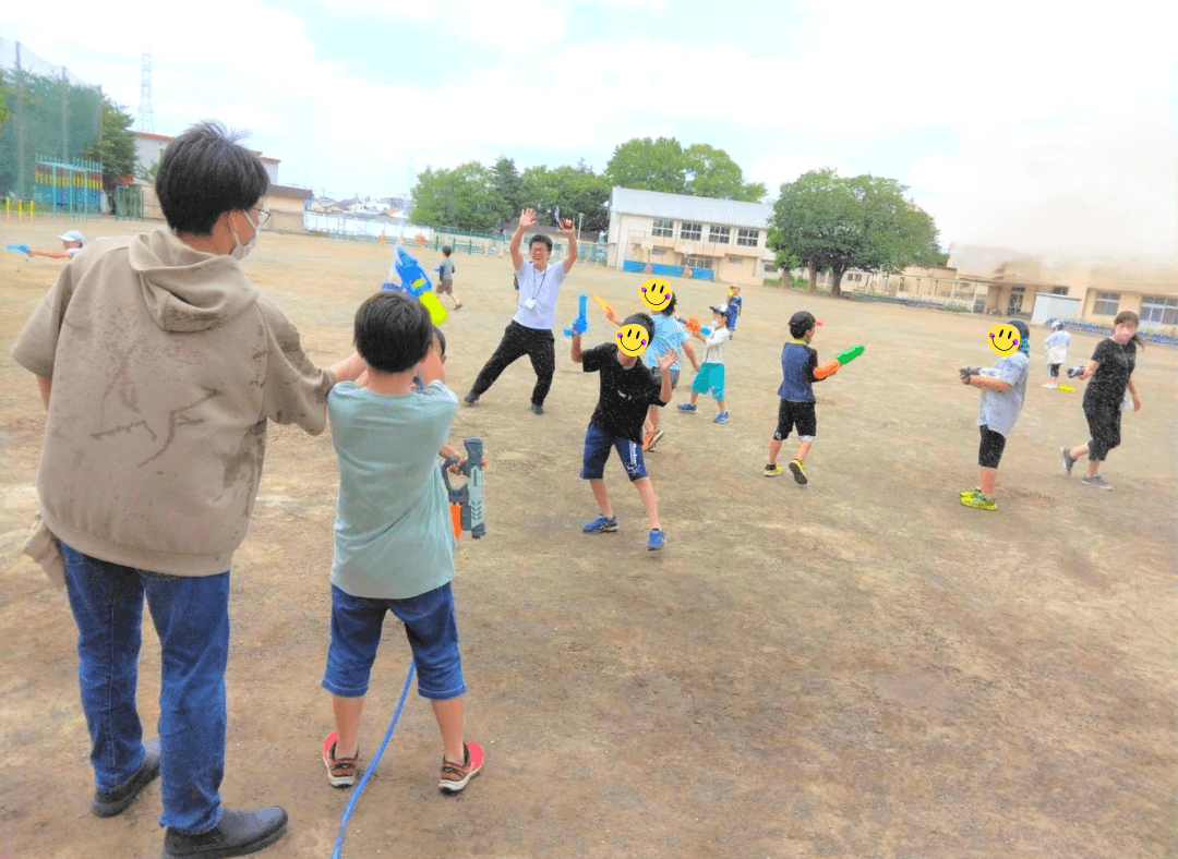 笑顔満開!先生も一緒に水遊び♪