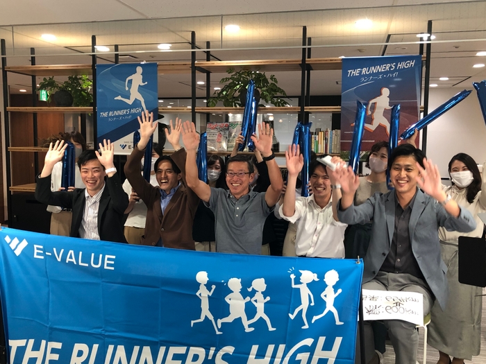 「さつき・ラン&ウォーク2021企業対抗戦」 全国1位としてYouTube取材を受けている様子