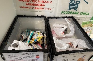 ▲エニタイムフィットネス大津膳所店  フードドライブでの寄付回収の様子 *4月よりテスト実施中