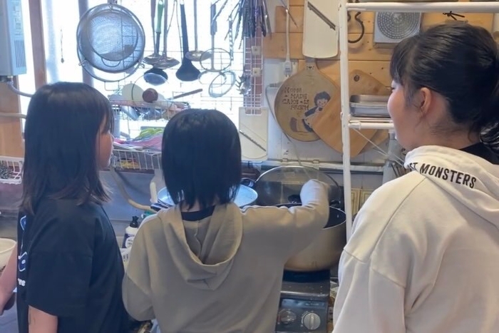調理をする子どもたち