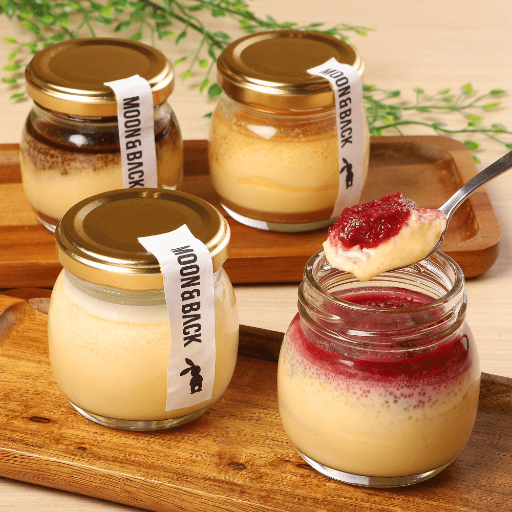 MOON and BACK カフェで人気の固めプリン 左上:コーヒー/右上:キャラメルブラウンチーズ/左下:レモンクリーム/右下:ラズベリー