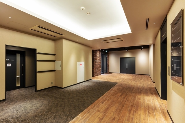 1階エレベーターホール部分。賃貸オフィスビル前のホテルの雰囲気を残している。