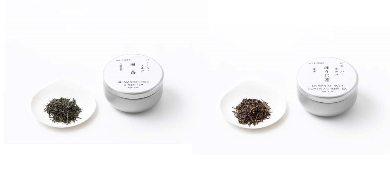 「四万十川源流茶  煎茶」(1,404円、左) 「四万十川源流茶  ほうじ茶」(1,404円、右) 清らかな水と澄んだ空気に包まれた、標高600mの四万十川源流の茶畑で育まれたお茶。ほどよい寒暖差や、霧の発生による天然ヴェールのおかげで日光を適度に遮断し、茶の旨味成分が多いまろやかな味わいに仕上がりました。