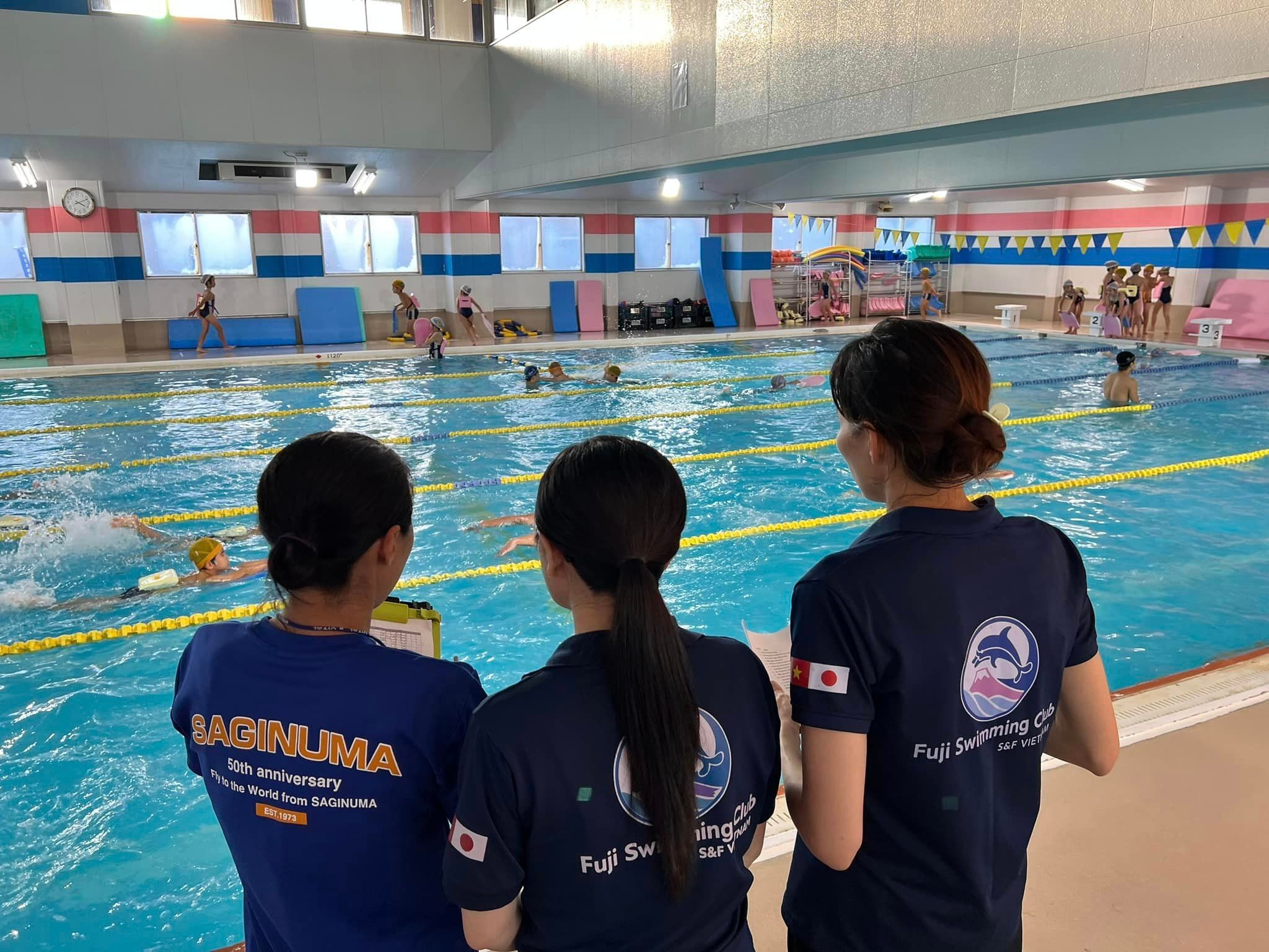 日本式水泳プログラムの説明を受けるベトナム人コーチ