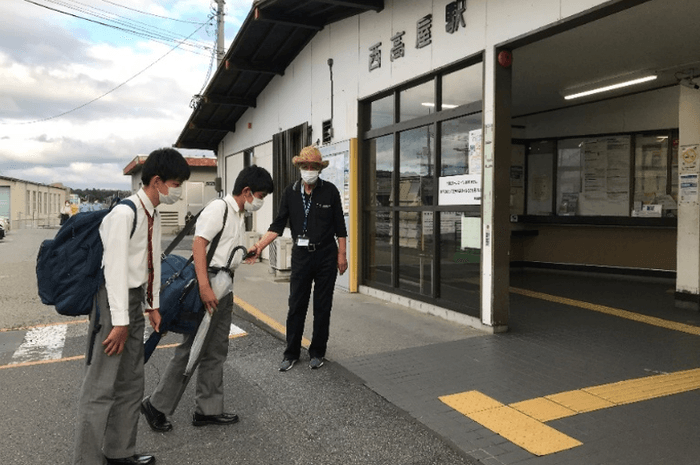 JR西高屋駅前で校外通学路指導を行う大田さん