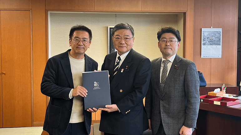 左から 当社代表取締役杉本  古川副大臣   鬼木誠衆議院議員