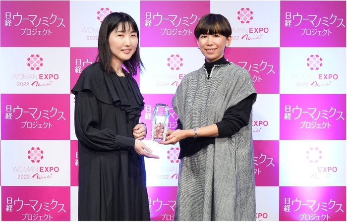 「ウーマン・オブ・ザ・イヤー2023」大賞を受賞した佐藤友子さん(右)、日経WOMAN藤川明日香編集長  Masaya Henmi/WOMAN EXPO 2022 Winter