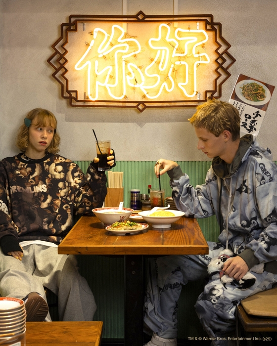 左)GIZMO SWEATS ¥19,800/右) SMOKEY GIZMO HOODIES ¥36,850、SMOKEY GIZMO BOTTOMS ¥36,850(全て税込)