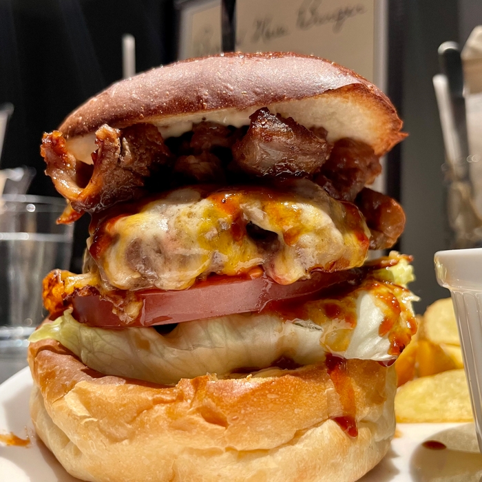 牛すじチーズバーガー