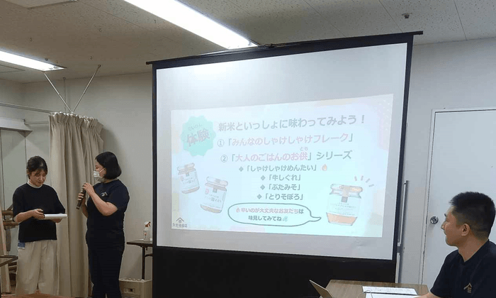 久世福商店バイヤー 髙木美里(写真中央)