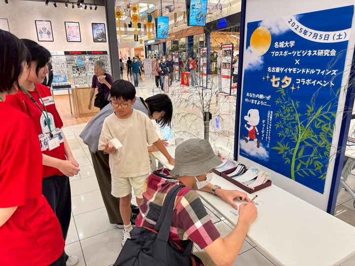 七夕企画には年齢を問わず願い事を書き込む姿が