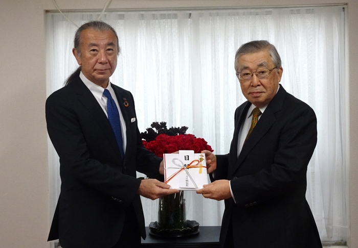 寄付金贈呈式の様子。(写真右より)日本UNEP協会 代表理事の鈴木基之様と、弊社代表取締役会長兼社長 志太勤一