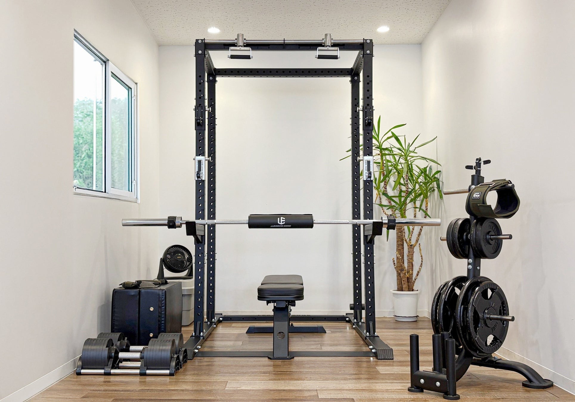 横幅230cmの一室に配置したホームジムイメージ。