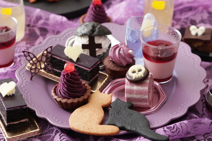 ▲秋の味覚が楽しめるスイーツ  旬の巨峰や栗、生姜を使用し、ハロウィンシーズンに楽しみたいダークなイメージのスイーツを考案。見た目と味のギャップを感じる仕掛けが楽しい。