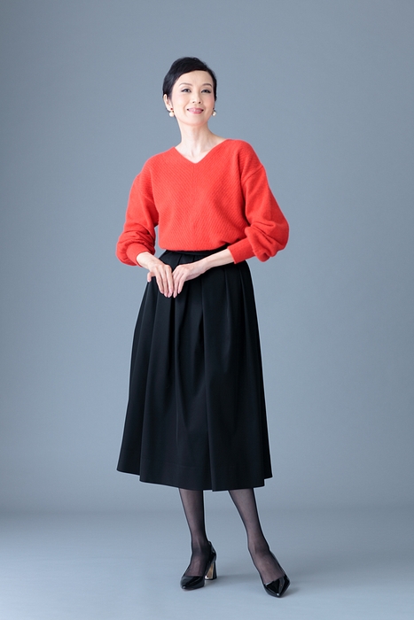 (上)ブルーフォックスニット (下)ダブルサテンスカート