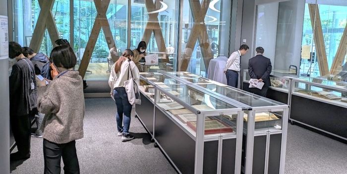 令和5年(2023年)第28回 近畿大学中央図書館貴重書展の様子