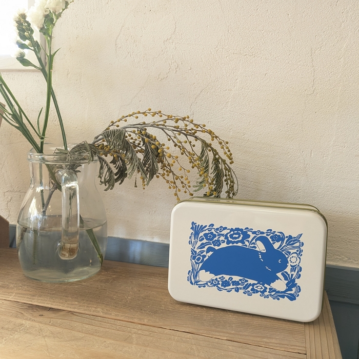 新商品「花畑をかける!うさぎクッキー缶」