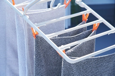 えっ！？ピンチが動く！？フレームが伸びる！？ 家庭の洗濯スタイルに合わせて自由に変形！ ピンチが動く＆伸縮する次世代角ハンガーが新発売