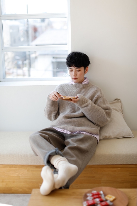 ベビーアルパカ100%のガンジーセーター¥35,200*10月発売、ウールパンツ¥55,000*10月発売(全て税込)