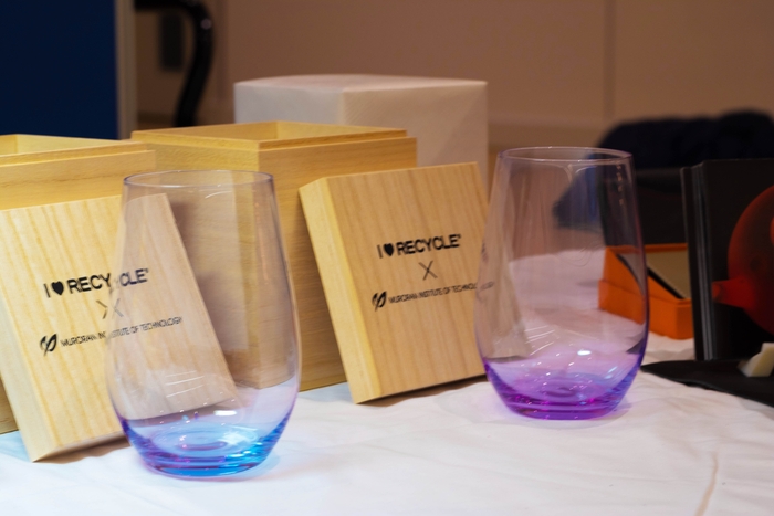 太陽光下のRe. Neo(右)と蛍光灯下のRe. Neo(左)