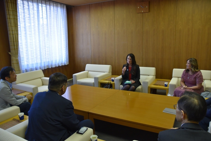 津村国際化推進センター長(左)も同席
