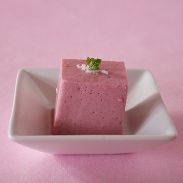 ビーツ豆腐/小さめに切ったビーツ豆腐に小口ネギと塩を添えて