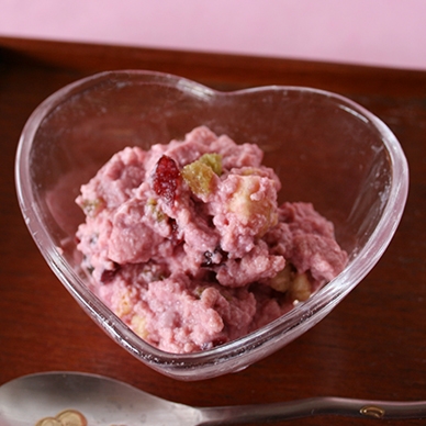 ビーツ豆腐/水切りをしたビーツ豆腐を、ドライフルーツの入ったシリアルと和えて