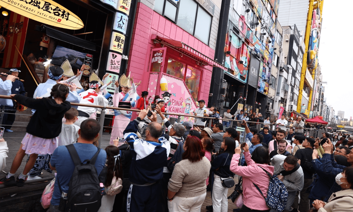 阿波踊りのパフォーマンスを行う大阪天水連 沢山の方が参加して大盛り上がりです!