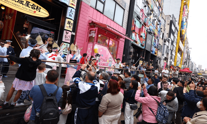 阿波踊りのパフォーマンスを行う大阪天水連 沢山の方が参加して大盛り上がりです!