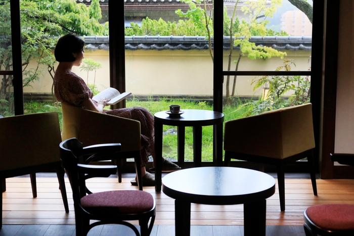 カフェ＆ライブラリーで寛ぎのひととき