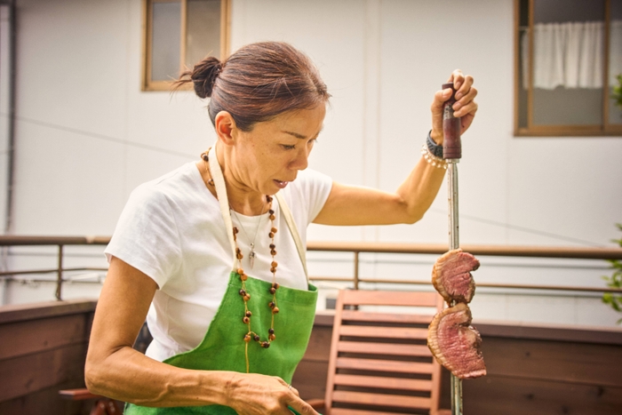 プライベートでシュラスコを振舞う貝原 那奈氏