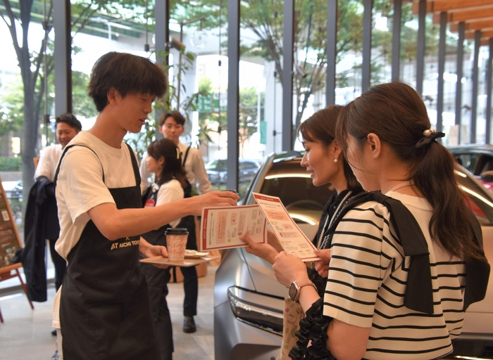 オリジナルのブレンドコーヒーを提供するゼミ生