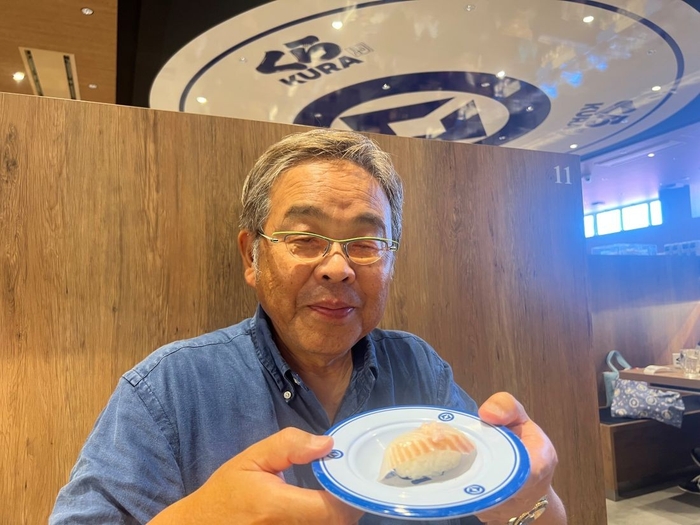 店内ではすしざらの巨大なデザインが目を引きます