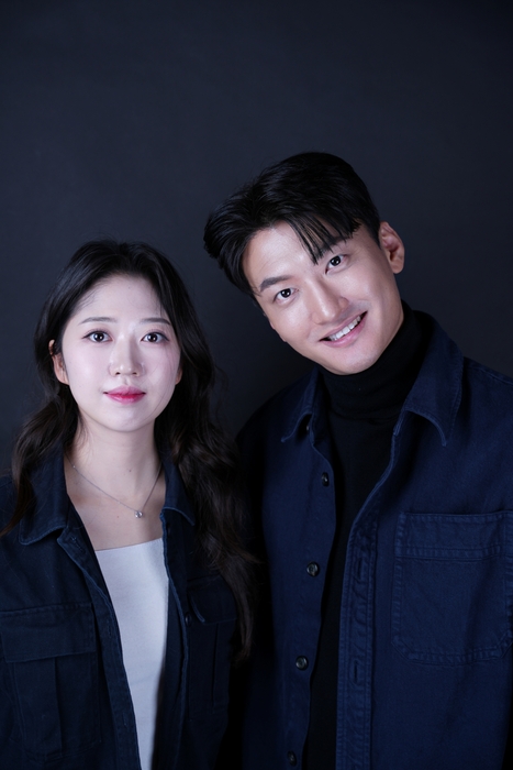 演出家パク・キョンジン(右)/ユン・ナウン(左)