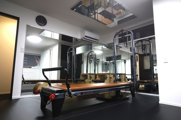 Bスタジオ ピラティスマシンと天井鏡