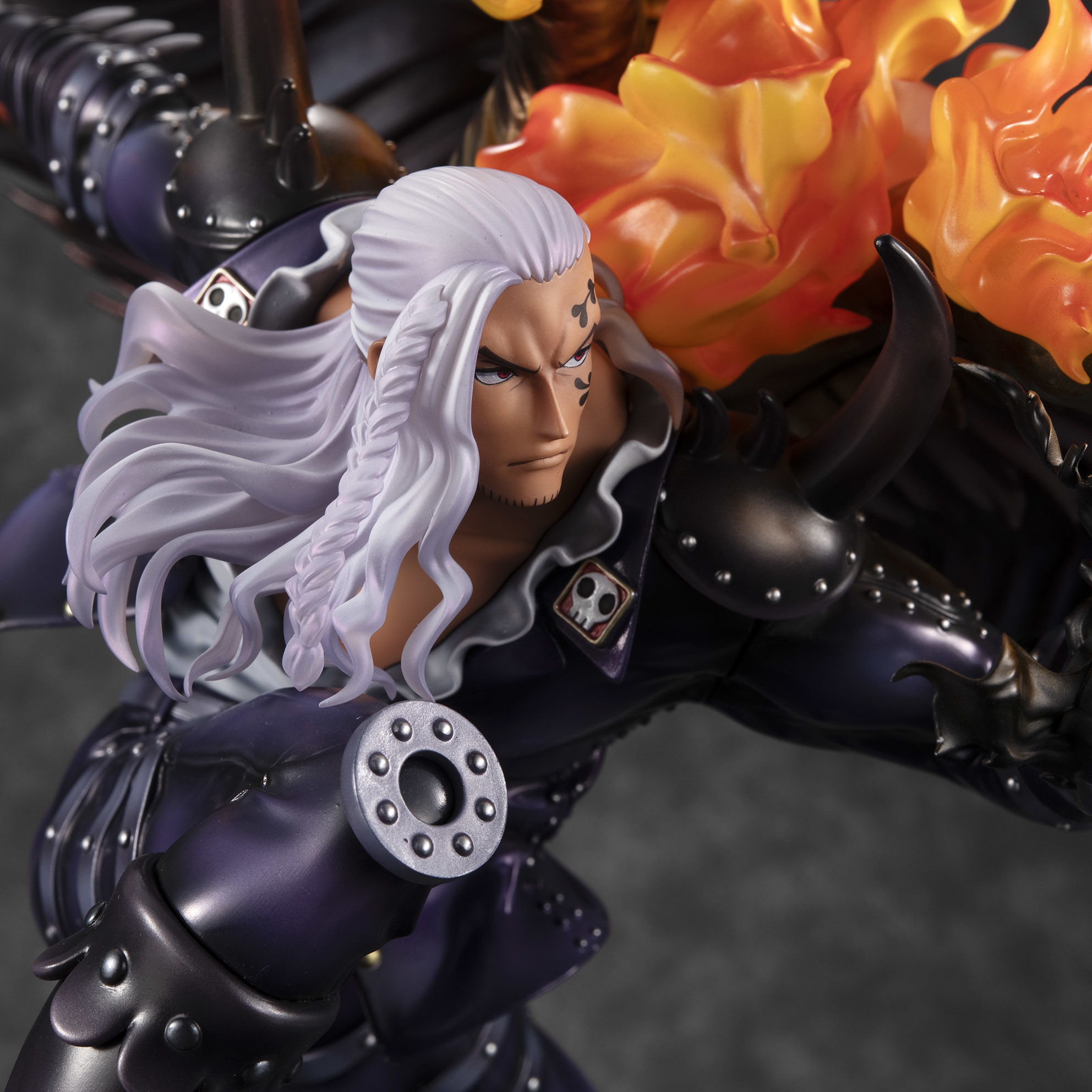 ワンピース」より、百獣海賊団 大看板 “火災のキング”を 迫力の約32cm