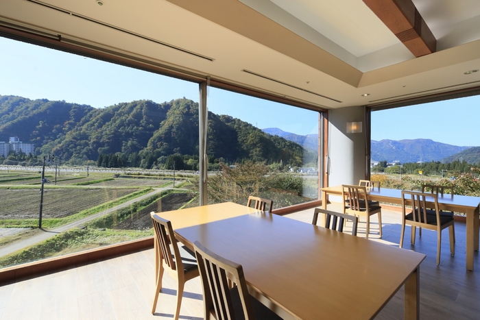 <食事> 地元食材を取り入れたお食事を夕朝食ともにビュッフェスタイルで。