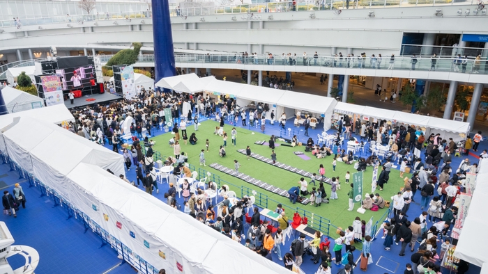 オアシス21 銀河の広場に人工芝が敷かれゆったりと過ごせる空間に ※過去開催の様子