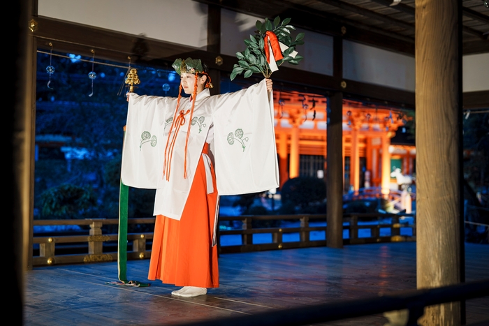 橋殿での巫女舞