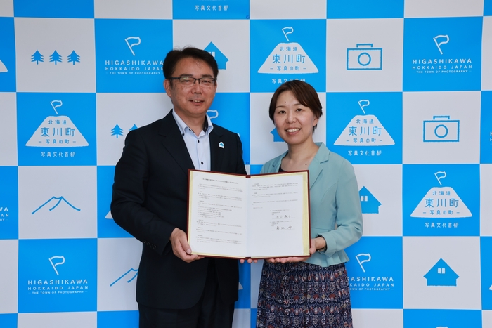 写真左: 東川町長 菊地 伸/写真右:札幌新陽高等学校 校長 赤司 展子氏
