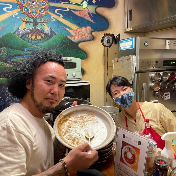 プレオープンにかけつけたカレーおじさん(左)と店主(右)