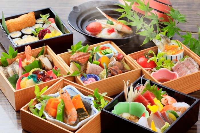 六つのお重には、目にも愉しい色とりどりのグルメが