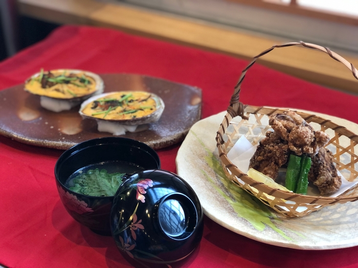 左から 玉子宝楽焼き 鮑の殻にて/丸吸/竜田揚げ