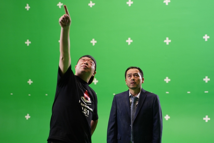 左/演出する堺三保監督 右/俳優・尾崎英二郎氏