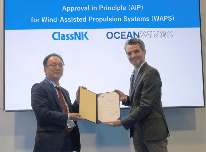 （写真：左：菅勇人氏、日本海事協会会長、右：OceanWings クリストフ・パイユソー、 営業・マーケティング担当副社長）